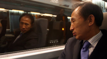 이명박 전 서울시장이 12일 대구를 방문하기 위해 탑승한 KTX 안에서 창밖을 바라보고 있다. 이종승 기자