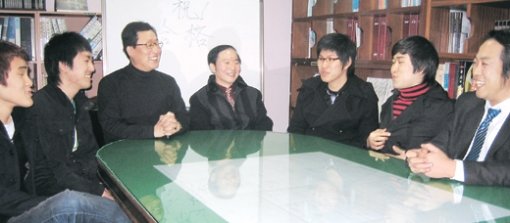 12월부터 논술교육을 받고 서울대에 합격한 대전 대성고 졸업생들이 8일 오후 모교를 찾아 교사들에게 감사의 마음을 전하고 있다. 왼쪽부터 석현식 서중원 씨, 차병식 김제성 교사, 이민석 안용주 씨, 김동춘 교사. 대전=지명훈  기자