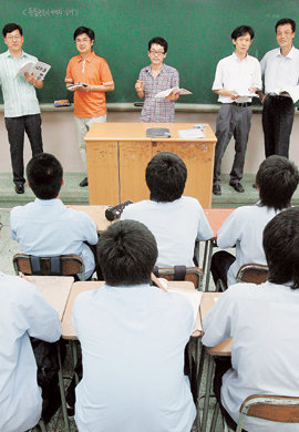 통합교과형 논술 지도는 과목별로 교사들이 함께 수업을 진행하는 ‘팀 티칭’이 효과적이다. 서울 동북고 교사들이 팀을 이뤄 논술지도를 하고 있다. 동아일보 자료 사진