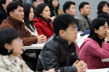 서울대가 전국 고교 논술교사를 대상으로 실시 중인 논술 교육 연수에 참가한 교사들이 강의를 듣고 있다. 지난달 말부터 시작된 이번 연수는 1회에 100명씩 3차례에 걸쳐 15일까지 진행된다. 연합뉴스