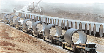 동아건설이 1990년 수주한 리비아 대수로 공사 현장. 이 공사는 단일 공종으로는 세계 최대 규모다. 사진 제공 해외건설협회