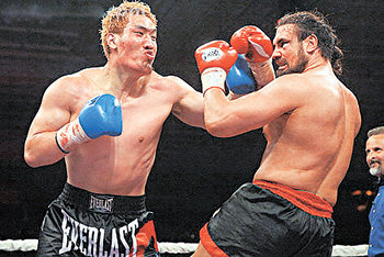 K-1 경기에 나선 최홍만(왼쪽). 지난해 10월 최홍만이 출전한 ‘2006 K-1 월드그랑프리 오사카 개막전’은 당일 케이블 채널 프로그램 중 최고 시청률을 기록했다. 동아일보 자료 사진