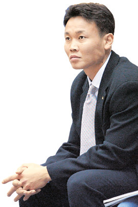 ‘캥거루 슈터’로 이름을 날리다 지도자로 변신해 혹독한 시즌을 보내고 있는 국민은행 조성원 코치. 사진 제공 스포츠서울