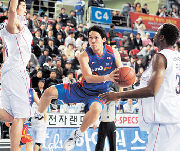 모비스 김학섭(가운데)이 전자랜드와의 경기에서 수비수들 사이를 뚫고 골 밑을 돌파하고 있다. 인천=연합뉴스