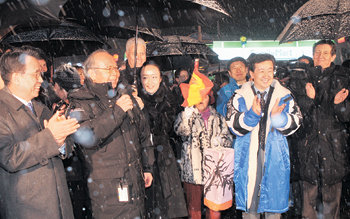 16명으로 구성된 국제올림픽위원회(IOC) 조사평가단이 13일 강원 평창군 도암면 횡계리에 도착해 주민들이 마련한 환영 행사에 참가하고 있다. 한승수 평창 동계올림픽유치위원장과 이가야 지하루 평가위원장(왼쪽부터)이 보인다. 평창=박영대 기자