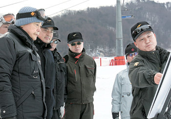이건희 삼성그룹 회장(왼쪽)이 13일 강원 평창군 보광 휘닉스파크 스키장에서 우진홍 휘닉스파크 총괄사업부장(상무)에게서 동계올림픽 유치 준비 상황을 브리핑 받고 있다. 사진 제공 삼성그룹