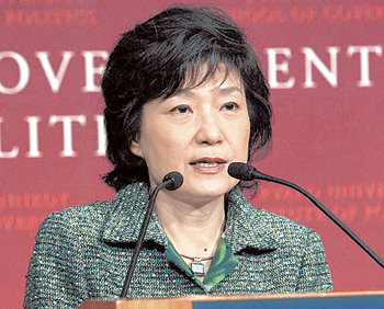 미국을 방문 중인 박근혜 전 한나라당 대표가 12일(현지 시간) 하버드대 케네디스쿨에서 ‘대한민국과 미국, 함께 나눌 미래’라는 주제로 특강을 하고 있다. 박 전 대표는 “나라를 구하기 위해 대선에 나섰다”고 말했다. 보스턴=국회사진기자단