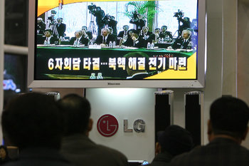 시민들 ‘촉각’ 13일 서울역 대합실에서 시민들이 북핵 6자회담의 협상 타결 소식을 전하는 TV 뉴스를 지켜보고 있다. 연합뉴스