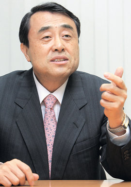 13일 한국경제학회 신임 회장에 취임한 이영선 연세대 교수. 그는 “올해 대통령선거에 출마할 후보들의 경제 공약 검증을 추진하겠다”고 밝혔다. 현 정부의 경제정책에 대해서는 “규제 완화를 외치고 있지만 현실은 그렇지 않다”고 비판했다. 김재명 기자