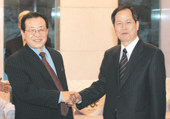 활짝 웃는 남북 대표 6자회담의 한국 측 수석대표인 천영우 한반도평화교섭본부장(오른쪽)과 북한 측 수석대표인 김계관 외무성 부상이 13일 중국 베이징 댜오위타이에서 회담이 폐막된 직후 악수를 하고 있다. 베이징=연합뉴스