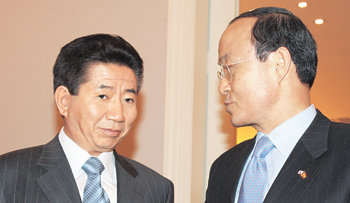 순방지서 보고받는 盧대통령 스페인을 국빈 방문 중인 노무현 대통령(왼쪽)이 13일 마드리드 몽크로아 궁에서 열린 호세 루이스 사파테로 총리 주최 오찬에 앞서 송민순 외교통상부 장관에게서 북한핵 6자회담 결과를 보고받고 있다. 마드리드=김경제 기자