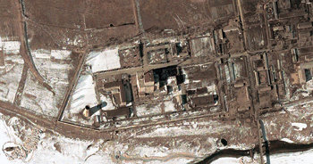 인공위성에 포착된 영변 핵시설 2003년 7월 인공위성에 포착된 북한 평북 영변군의 핵시설. 북핵 6자회담 참가국들은 북한이 핵시설 불능화 조치에 합의함에 따라 초기 이행 조치로 60일 내에 영변 핵시설을 폐쇄하고 국제원자력기구(IAEA)의 사찰을 받으면 중유 5만 t을 지원하기로 했다. AFP 연합뉴스