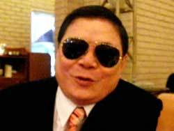 남보원 씨는 이날 사진을 찍을 때 “전날 잠을 제대로 못 자 눈이 부었다”며 “선글라스를 쓰는 것을 양해해 달라”고 말했다.