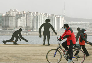 14일 기상청이 전국 일부 지역에 약한 황사가 나타날 것으로 예보한 가운데 시민들이 마스크를 한 채 여의도 한강둔치를 지나고 있다. 김미옥기자