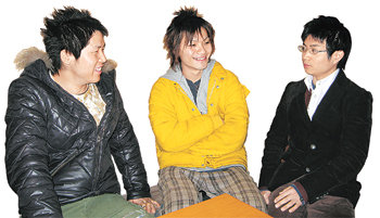 일본 도쿄의 와세다대 사회과학부 4학년생 3명이 자신의 취업 경험담을 이야기하고 있다. 왼쪽부터 야마구치 다케시, 무로타 게이스케, 아다치 유야 씨. 도쿄=천광암 특파원