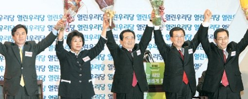인사하는 새 지도부 14일 서울 올림픽공원 체조경기장에서 개최된 열린우리당 전당대회에서 당 지도부로 추대된 정세균 당의장(가운데)과 김영춘 윤원호 원혜영 김성곤 최고위원(왼쪽부터)이 대의원들에게 인사하고 있다. 김동주  기자
