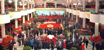 6자회담 타결이 김정일 생일선물? 북한이 6자회담 타결 이튿날인 14일 김정일 국방위원장의 65회 생일(16일)을 경축하는 여러 행사를 동시에 개최했다. ‘제11차 김정일화 축전’이 이날 평양에서 최태복 최고인민회의 의장 등 고위급 인사들이 참석한 가운데 개막됐다. 김정일화는 김 위원장을 상징하는 불멸의 꽃이라고 북한은 선전하고 있다. 평양=조선중앙통신 연합뉴스