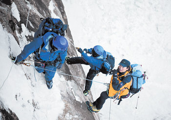 빙벽 타고  설악산 토왕성폭포에서 실시된 체력훈련. 베링해협 횡단 원정대의 박영석 대장(오른쪽)을 비롯한 원정대원들이 폭포 좌벽을 오르고 있다. 사진 제공 사진작가 이한구 씨