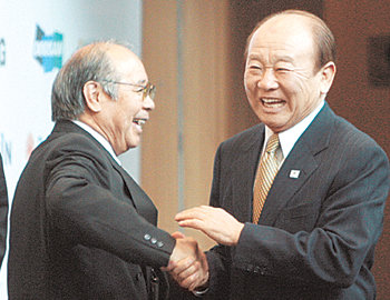 “잘 부탁합니다” 2014년 평창동계올림픽 유치위원회 최만립 고문(오른쪽)과 이가야 지하루 국제올림픽위원회(IOC) 동계올림픽 조사평가위원회 위원장이 14일 오전 강원 평창군 용평리조트 드래곤밸리 그랜드볼룸에서 열린 프레젠테이션 도중 휴식 시간에 만나 반갑게 인사하고 있다. 평창=연합뉴스