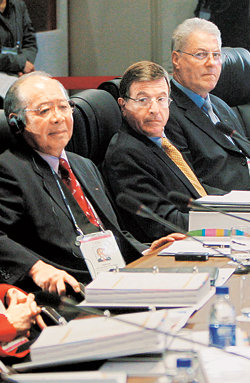 IOC 동계올림픽 평가단, 평창 실사 시작 2014년 동계올림픽 공식 후보 도시의 현지 실사를 위해 한국을 찾은 이가야 지하루 국제올림픽위원회(IOC) 동계올림픽 조사평가위원회 위원장(왼쪽)을 비롯한 16명의 위원이 14일 강원 평창군 용평리조트 드래곤밸리 그랜드볼룸에서 프레젠테이션을 듣고 있다. IOC 평가단은 질의보다는 “알파인 코스의 난도를 높일 필요가 있지 않겠느냐”는 등 조언을 해 주며 화기애애한 분위기를 연출했다.평창=박영대  기자