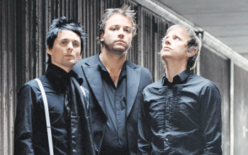 영국출신 밴드 ‘뮤즈’. 왼쪽부터 매슈 벨러미, 크리스 볼첸홈, 도미닉 하워드. 사진제공 워너뮤직코리아