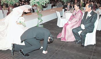 14일 서울 중구 장충동 2가 신라호텔에서 열린 탤런트 윤태영 임유진 씨의 결혼식에서 신랑 신부가 신랑의 부모인 윤종용 삼성전자 부회장 부부에게 절을 하고 있다. 연합뉴스