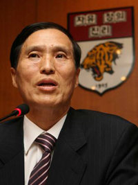 사의를 표명한 고려대 이필상 총장. 자료사진 동아일보