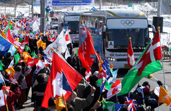 거리 메운 환영인파IOC 평가단을 태운 차량이 강원 평창군 보광 휘닉스파크 입구에 들어서자 지역 주민 1500여 명이 오륜기와 각국 국기를 흔들며 환영하고 있다. 평창=박영대  기자