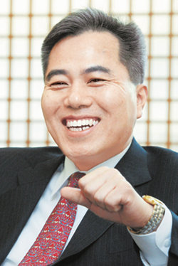 최근 연임이 사실상 확정된 하영구 한국씨티은행장은 15일 본보와의 단독 인터뷰에서 “첫 번째 임기에서 다진 통합을 기반으로 두 번째 임기에는 알찬 성장을 이뤄 내는 데 주력하겠다”고 말했다. 동아일보 자료 사진