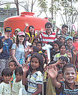 서울대 공대 지구환경시스템공학부 학생 12명이 지난달 24일부터 열흘간 설치한 인도네시아 아체의 빗물저장탱크 앞에서 주민들과 기념사진을 찍었다. 사진 제공 서울대 공대