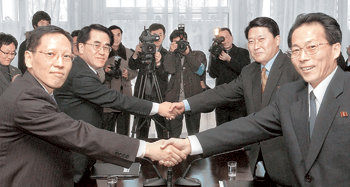 남북 장관급회담 개최 문제를 논의하기 위해 15일 개성 자남산여관에서 만난 남북 당국 대표들이 회의에 앞서 악수하고 있다. 왼쪽부터 유형호 통일부 국장, 이관세 통일부 정책홍보 본부장, 맹경일 조평통 서기국 부국장, 전종수 조평통 서기국 부장. 개성=사진공동취재단