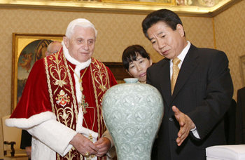 15일 오전(현지 시간) 바티칸 교황청을 방문한 노무현 대통령이 교황 베네딕토 16세에게 고려청자에 관해 설명하고 있다. 노 대통령은 이 청자를 교황에게 선물했다. 바티칸=김경제 기자