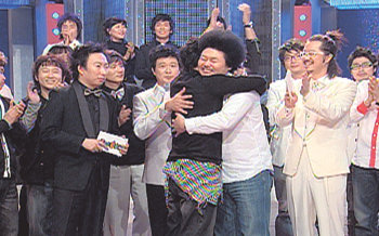 ‘개그야’와 ‘웃찾사’의 개그맨들이 대결을 펼치는 MBC 설날 특집 ‘개그맨 총출동’에서 각 팀 대표인 고명환과 윤택이 포옹하고 있다. 사진 제공 MBC