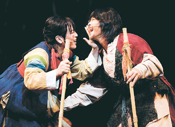뮤지컬 ‘이’에서 광대 장생과 공길이 나무 지팡이를 짚고 ‘장님놀이’를 하고 있다. 사진 제공 SBS