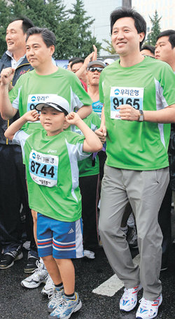 오세훈 서울시장(오른쪽)이 지난해 10월에 열린 하이서울 마라톤에서 박진 국회의원 등과 함께 달리기 직전 몸을 풀고 있다. 동아일보 자료 사진