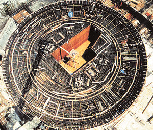 기초에 철근을 빽빽하게 넣고 원자력발전소를 건설하는 모습. 국내 원자력발전소는 단단한 암반 위에 설치돼 있다. 사진 제공 한국수력원자력