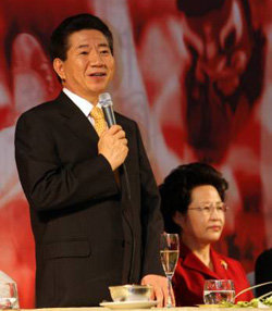 인사말하는 노대통령이탈리아를 방문중인 노무현대통령이 16일 새벽(한국시간) 숙소인 그란데 호텔에서 열린 동포간담회에서 인사말을 하고 있다.연합