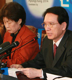 북 퍼주기는 잘못이다한나라당 김형오 원내대표가 16일 국회에서 열린 주요당직자회의에서 노무현 대통령의 북한 지원발언에 대해 비판하고 있다.연합