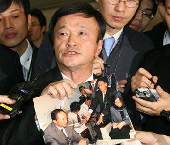 박근혜 전 대표의 법률특보인 정인봉 변호사가 16일 국회에서 한나라당 경선준비위원회인 `2007 국민승리위원회'이 `이명박 X 파일'에 대해 가치없다고 한 것에 대해 반박하고 있다. 김동주기자