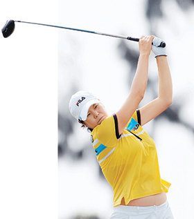 ‘예비엄마’ 굿샷 올여름 출산을 앞둔 ‘예비 엄마’ 한희원이 SBS오픈 1라운드에서 드라이버 티샷을 하고 있다. 사진 제공 JNA