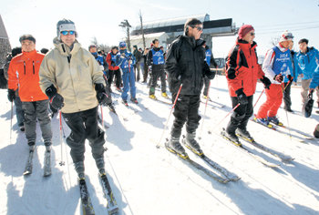 국제올림픽위원회(IOC) 평가단 16명 가운데 6명이 16일 점심시간을 이용해 강원 평창군 용평리조트 레인보코스에서 스키를 타며 슬로프를 점검하고 있다. 나머지 평가위원은 곤돌라를 이용해 발왕산 정상에 올라 설경을 감상했으며 “날씨가 좋다”는 반응을 보였다. 평창=연합뉴스