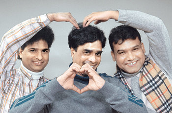 방글라데시 출신 외국인 노동자 봉사단 ‘엑몬봉사회’의 회원인 압둘하림, 아따울헉, 나딤 씨(왼쪽부터). 신원건 기자