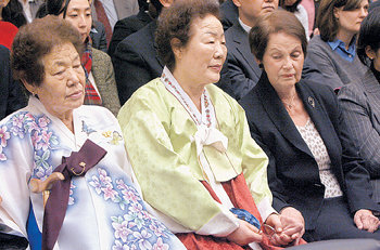 국적은 달라도 아픔은 같아… 제2차 세계대전 당시 일본군 위안부로 강제 동원됐던 김군자 이용수 할머니와 네덜란드인 얀 뤼프 오헤르너 할머니(왼쪽부터)가 15일 미국 하원 외교위원회 아시아태평양환경소위 청문회에서 증언하기에 앞서 서로를 위로하듯 손을 꼭 붙잡고 앉아 있다. 워싱턴=연합뉴스