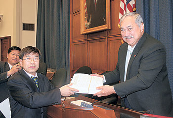 결의안 지지 서명록 전달 김동석 뉴욕한인유권자센터 소장(왼쪽)이 15일 에니 팔레오마바에가 미국 하원 외교위원회 아시아태평양환경소위원장에게 뉴욕 한인 4000여 명이 서명한 일본군 위안부 비판 결의안 지지 서명록을 전달하고 있다. 워싱턴=이기홍  특파원