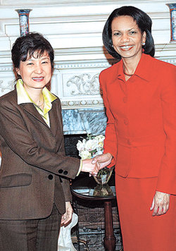 라이스 만나고… 미국을 방문 중인 박근혜 전 한나라당 대표가 15일(현지 시간) 미 국무부를 방문해 콘돌리자 라이스 장관을 만나 악수하고 있다. 사진 제공 미 국무부