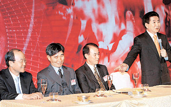 이탈리아를 방문 중인 노무현 대통령(오른쪽)이 15일(현지 시간) 숙소인 로마 시내 한 호텔에서 가진 동포간담회에서 13일 타결된 6자회담의 성과를 설명하면서 송민순 외교통상부 장관(왼쪽) 등 협상 관련 담당자들을 칭찬하고 있다. 로마=김경제 기자