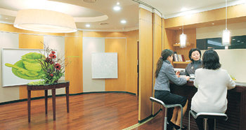 하나은행은 최근 서울 강남구 청담동에 여성 고객을 위한 ‘청담 애비뉴 지점’을 열었다. 갤러리를 연상시키는 이곳에서 장정옥 지점장(가운데)이 여성 고객들을 상대로 자산관리 상담을 해 주고 있다. 강병기  기자