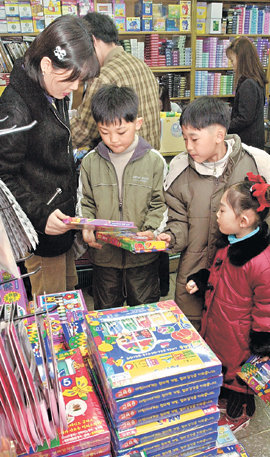 학부모와 어린이들이 서울 동대문구 창신동 문구 할인 시장에서 새 학기에 쓸 학용품을 고르고 있다. 이 시장에선 문구용품을 시세보다 30∼40% 저렴하게 구할 수 있다. 동아일보 자료 사진