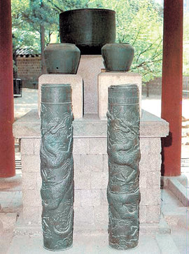16세기에 다시 만든 자격루 서울 덕수궁 경내에 있는 국보 229호 자격루. 이는 장영실이 제작한 자격루의 전체 모습이 아니라 16세기에 다시 만든 자격루 중 일부(물항아리)에 해당한다. 사진 제공 문화재청