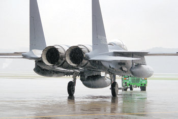 9일 대구 공군기지 안에서 이동하다 날개가 파손된 전투기와 같은 기종인 F-15K. 연합뉴스